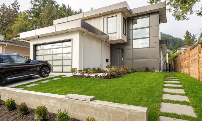Lynn Valley House | Modern, new suite close to trails, mountains and beaches