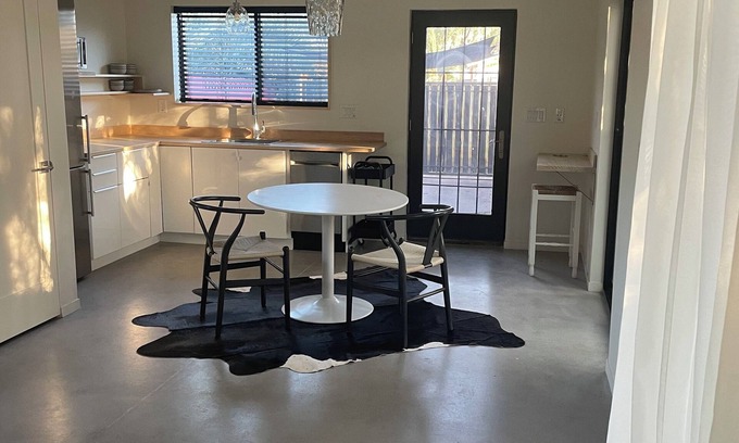 F. Q. Story Apartment | Modern, newly built detached guest house in historic CenPho, bordering DT PHX
