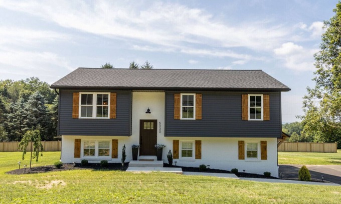 New Holland House | Modern~Newly renovated * hot tub * game room