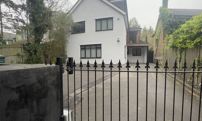 Underhill House | Modern North London Oasis - Modern House w/ Parking and Garden