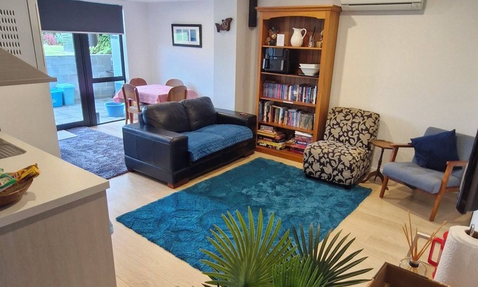 Oakura Apartment | Modern Oakura 2 Bedroom Apartment 2 mins walk to beach 5 mins walk to village