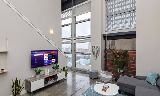 Downtown Des Moines Apartment | Modern Oasis: 2-Story Loft, 2bd/2bth Downtown
