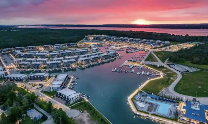 Innisfil Condo | Modern Oasis FRIDAY HARBOUR resort, a luxury destination.