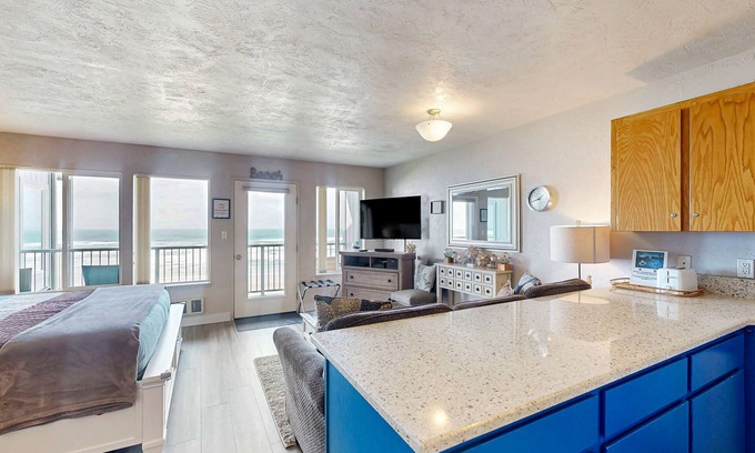 Newport Apartment | Modern oceanfront studio condo on Nye Beach with seasonal pool