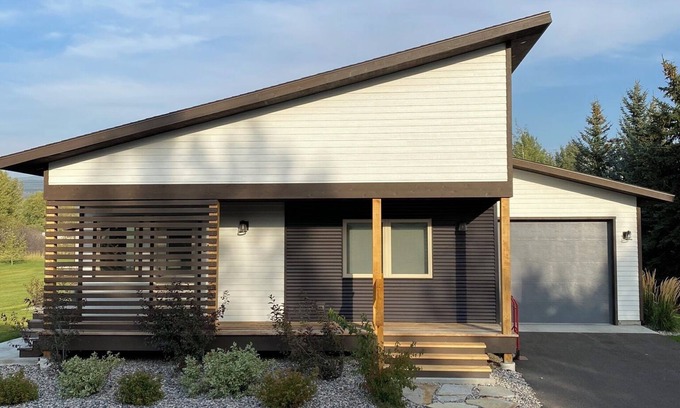 Victor House | Modern on Dandelion Drive