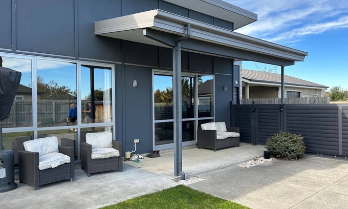 Methven House | Modern on McMillan | Central, WiFi, Smart TV