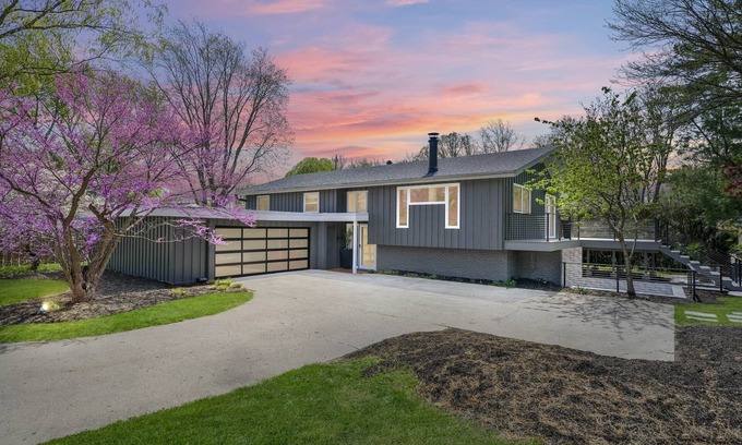 Champaign House | Modern on Monterey, 5 mins from Memorial Stadium.