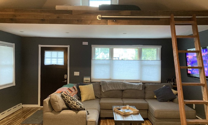 Great Kills House | Modern One Bedroom, private fenced yard