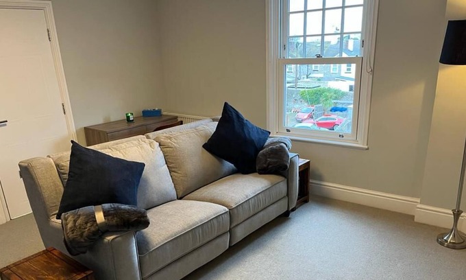 Prestatyn Apartment | Modern one bedroom apartment, 10 minute walk from the beach