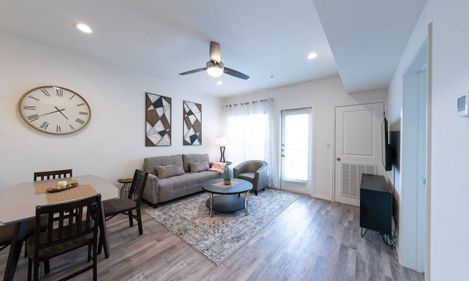Katy Condo | Modern One Bedroom + Study private condo unit|2P