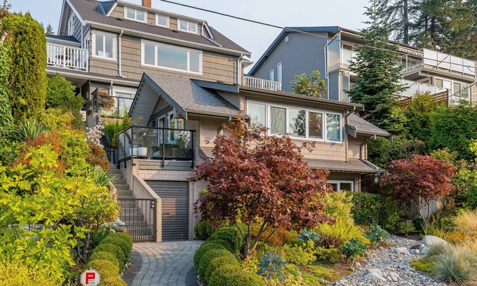 Upper Lonsdale House | Modern open concept design with breathtaking panoramic city skyline & ocean view