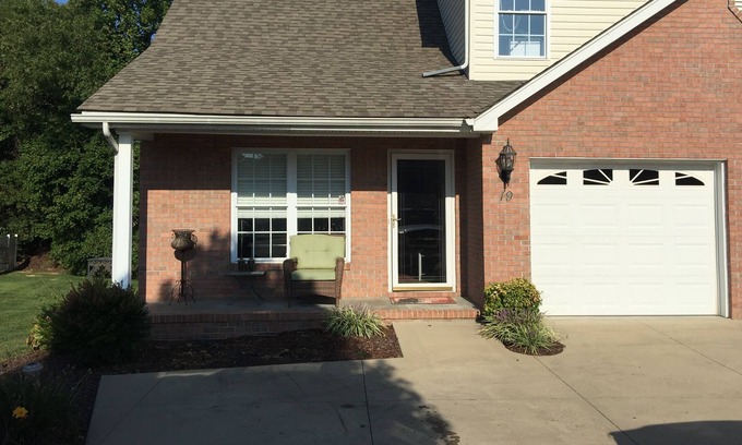 Bristol House | Modern Open Floor Plan Townhouse Convenient For Events At Bristol Motor Speedway