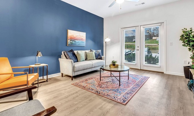 Avery Creek Apartment | Modern/Open KingBed Apartment/10mins to Asheville