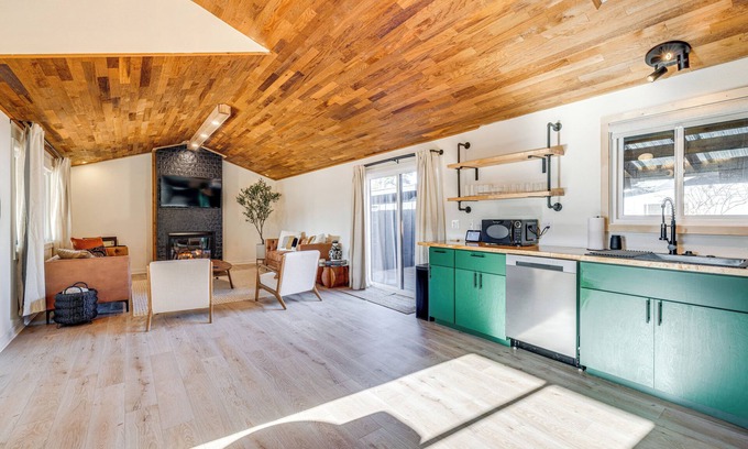 Tierra Del Mar Cottage | Modern Oregon Cottage w/Hot Tub: Walk to Beach!