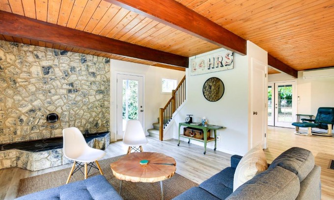Carver House | Modern Oregon Getaway with Fireplace, Yard and Deck