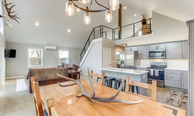 Highland Center Cabin | Modern Oskaloosa Cabin w/2 Acres & On-Site Trails