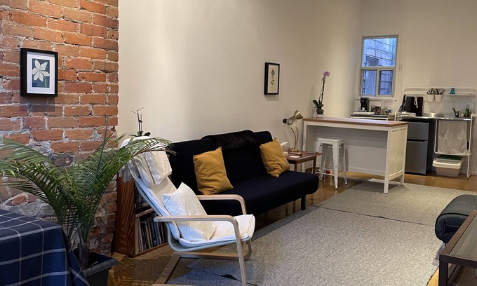 Beaconsfield Village Apartment | Modern Ossington Apartment