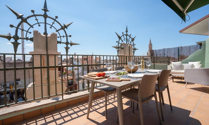 Old Town Apartment | Modern Penthouse L'Àguila in Palma Old Town with Terrace, Wifi, AC, Spacious!