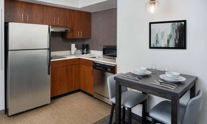 Arts/Warehouse District Hotel | Modern Pet-Friendly Unit in New Orleans, Outdoor Pool, Near Lafayette Square!