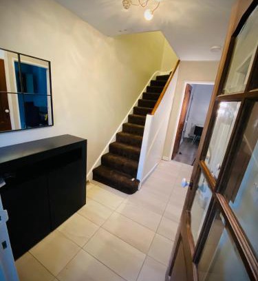 Stevenage House | Modern-PetFriendly-privateGarden-Family-20MinToLDN