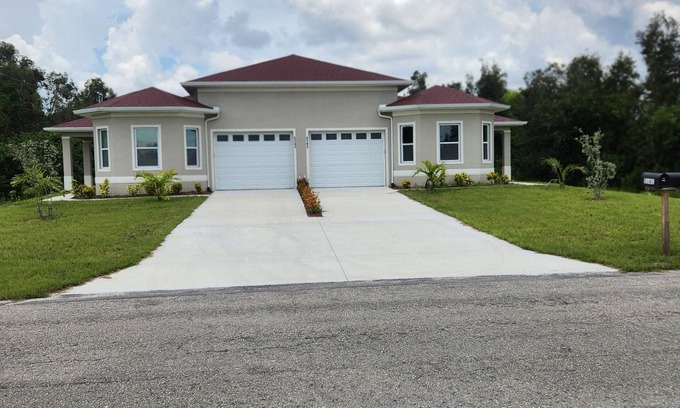 Westminister House | Modern Place, 3-bedroom house with WiFi, AC, spacious in welcoming Lehigh Acres