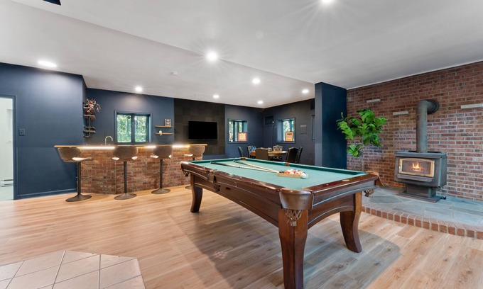 East Stroudsburg House | Modern Poconos Game House! Hot Tub, Fire Pit