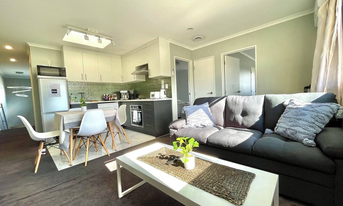 Rosedale House | Modern Private 2nd Floor 2bedroom 2 bathroom home unit