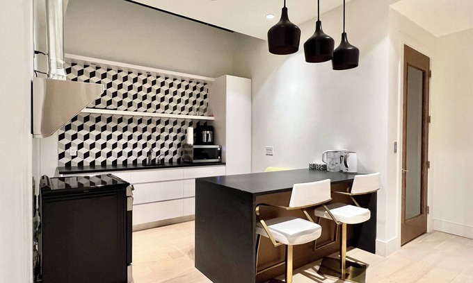 Shaughnessy House | Modern Private Basement Suite in Vancouver with Free Parking