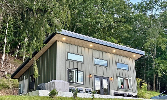 Marlinton Ski Chalet | Modern + Private Cabin in Marlinton, WiFi, single level, trail side! New 2025