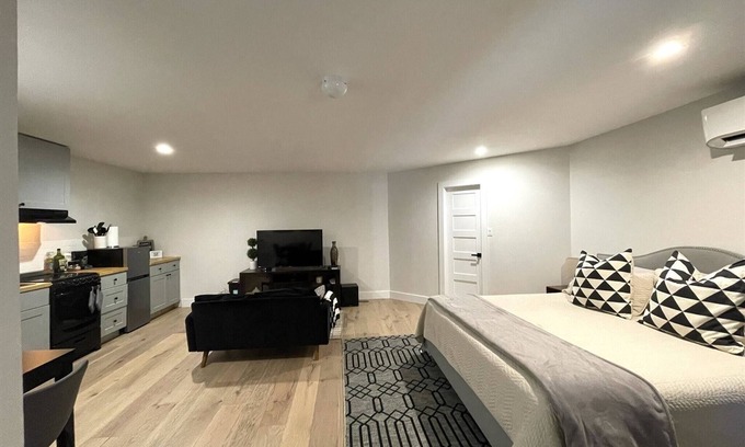 Spicewood At Bullcreek House | Modern Private Guest Studio Sep. Entry Easy Park