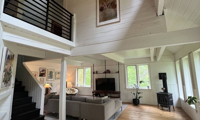 Canoe Cove House | Modern Private Lodge Near the Beach