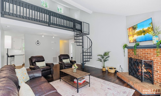 Mint Hill House | Modern Private Ranch Very Fast WiFi Vast Fenced Yard+Deck+Fire Pit!