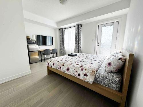 Downsview House | Modern Private Room Private Bathroom with King Bed with TV and Optional Balcony 10 minutes to Rogers Stadium Midtown Downtown Toronto