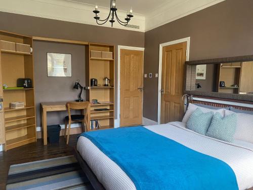 Bowes Apartment | Modern Private Studio Room