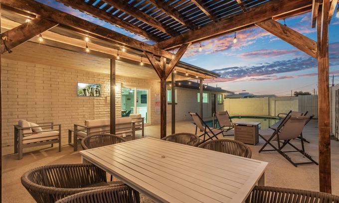 North Mountain House | Modern-PrivatePool+PerfectLocation+FUN+Fall+Spring
