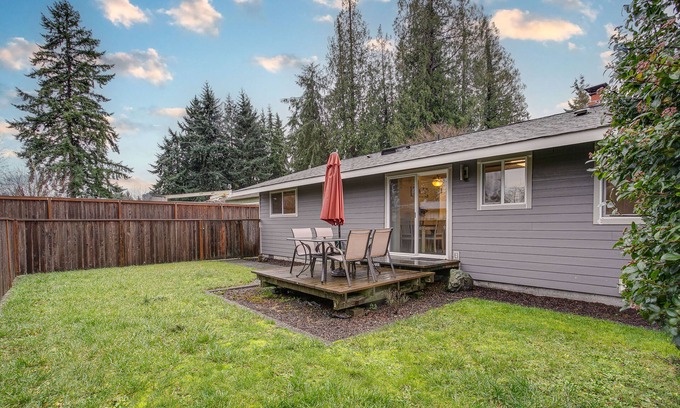 Summit House | Modern Puyallup Townhome w/Backyard & Fireplace