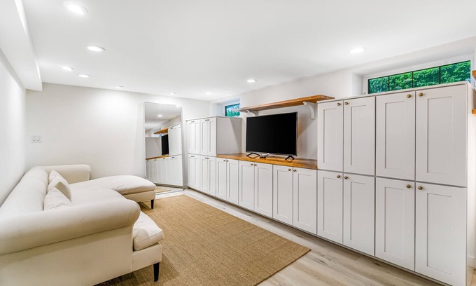 Queen Anne Apartment | Modern Queen Anne studio - full kitchen - one block to Kerry Park, near downtown