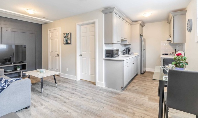 Central Hamilton Apartment | Modern Queen Bedroom Apartment - Prime Location!