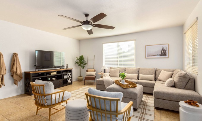 San Tan Valley House | Modern Queen Creek Home W/Fire Pit! Dog Friendly!