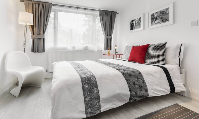 Childs Hill Apartment | Modern, quiet, private studio, close to city centre and metro station