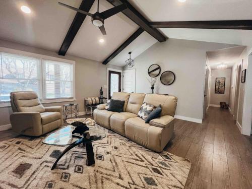 Newburgh House | Modern Ranch 3 BDRM, sleeps 6 with HOT TUB