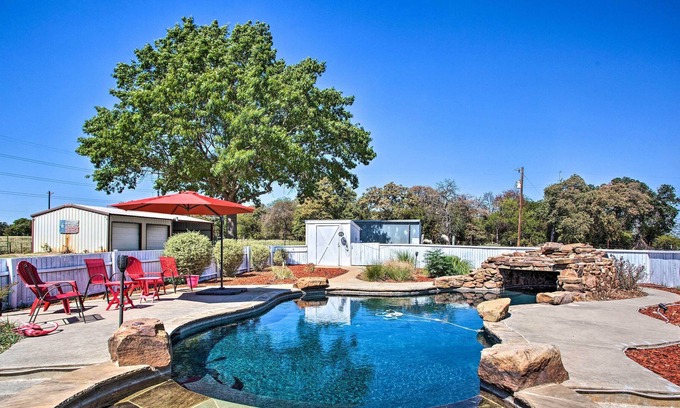 Denton County House | Modern Ranch Home w/ Large Yard, Hot Tub, & Spa!