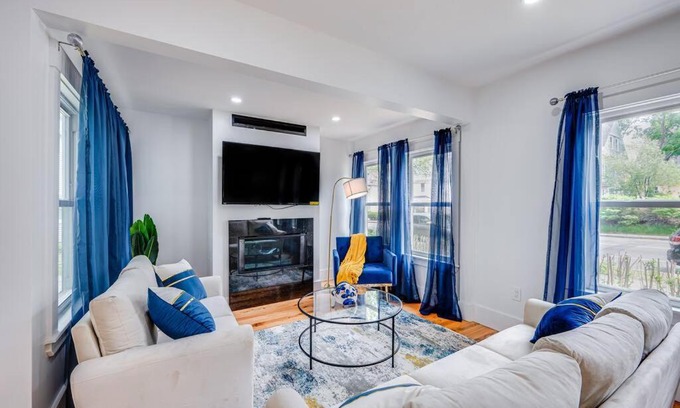 Milton Apartment | Modern Red Door Haven +5mins to Boston