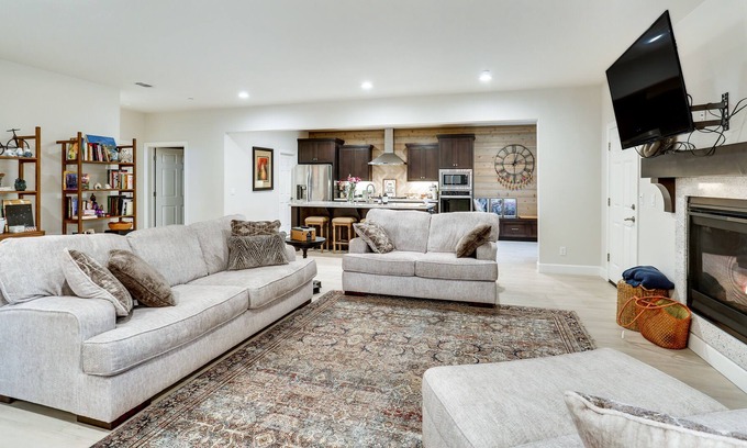 Redding House | Modern Redding Home - 7 Mi to Sundial Bridge!