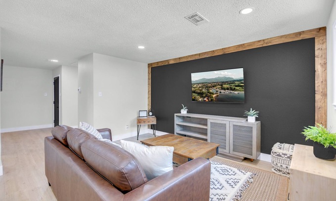 Brazoria Apartment | Modern Remodeled Clean Quiet apt 1 king 1 Queen washer dryer onsite