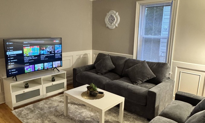 West Haven Apartment | Modern renovated 2BDR/Queen bed