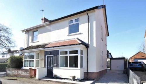 North Ferriby House | Modern, renovated 3 bed home near railway station