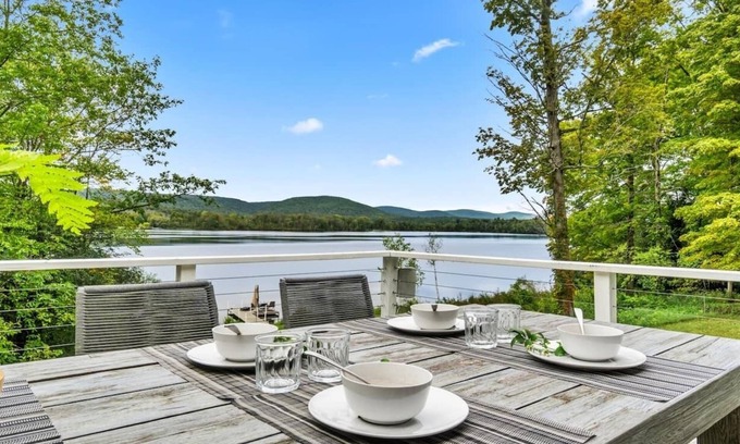 Richmond House | Modern, Renovated Lakefront Escape