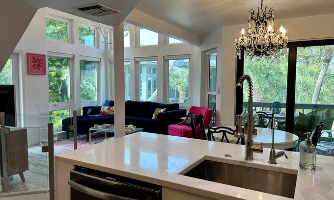 Safety Harbor Club House | Modern Renovation~2 Club Pools SHC&ICNC 👙 Kayaks 🛶 Bikes 🚲, Golf Cart 🚙 Dock