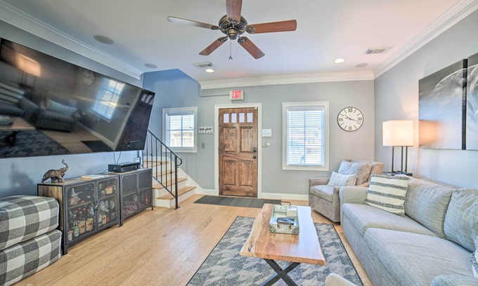 Tuscaloosa House | Modern Retreat ~ 1/2 Mi to Bryant-Denny Stadium